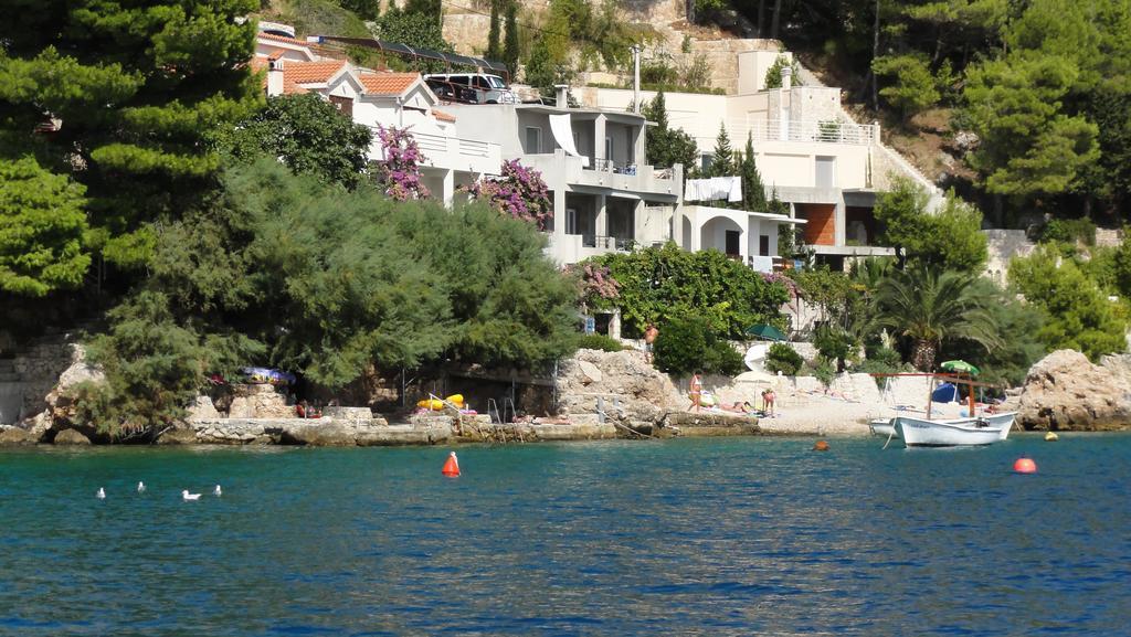 Apartments Iva Omis Exterior photo